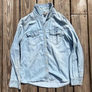 mossimo | denim top | size medium | Light Blue Denim Button-Up Shirt
